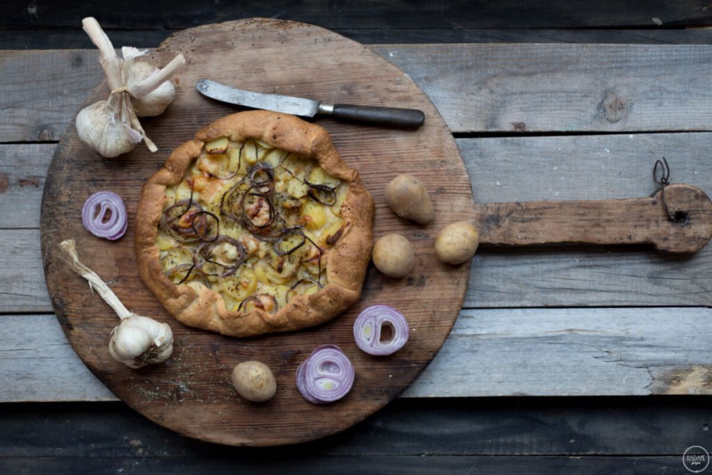 Galette με πατάτες, κρεμμύδια, τυρί και θυμάρι