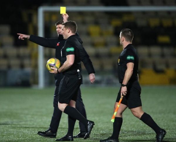 Ο Στίβεν Τζέραρντ παραφέρθηκε και είδε την κόκκινη κάρτα του διαιτητή