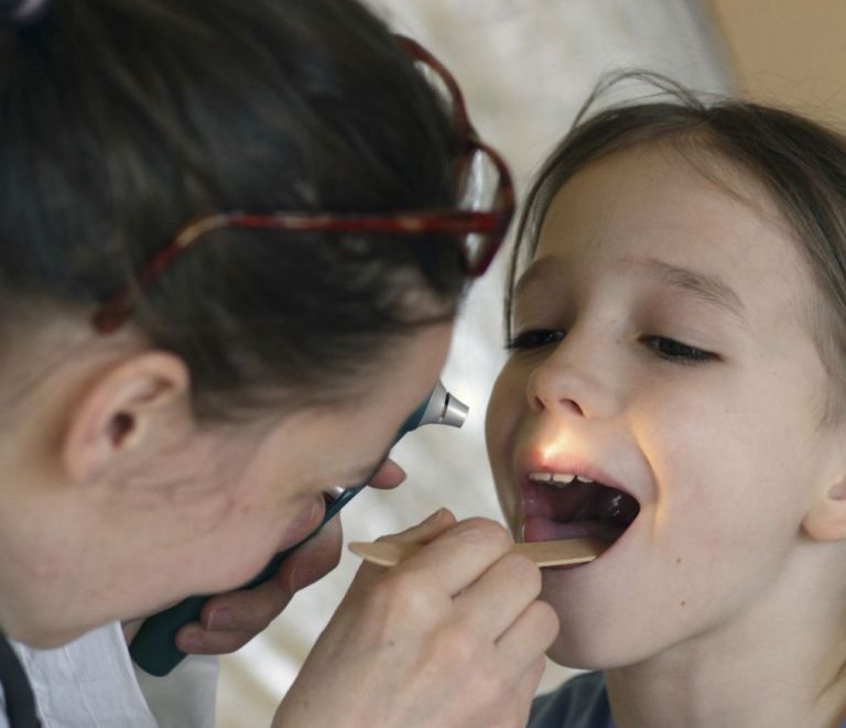 Πότε πρέπει να σας ανησυχεί η λευκή γλώσσα στο παιδί