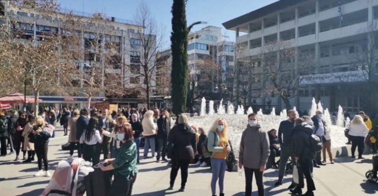 Σεισμός στην Ελασσόνα : Χαμός στους δρόμους της Λάρισας – Πετάχτηκαν όλοι έξω από τα σπίτια τους