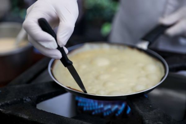 Καταγγελία σοκ : Γνωστός σεφ μου πέταγε τηγάνι με λάδι