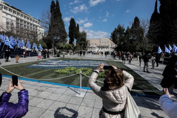Όλα έτοιμα για την αυριανή παρέλαση – Εντυπωσιακά πλάνα της πλατείας Συντάγματος από drone