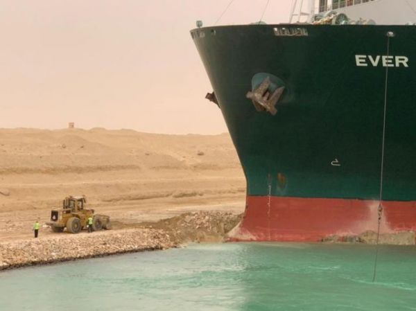 Μεγαλοφοβία : Τα παράξενα άγχη που ξύπνησε το τεράστιο πλοίο στη διώρυγα του Σουέζ