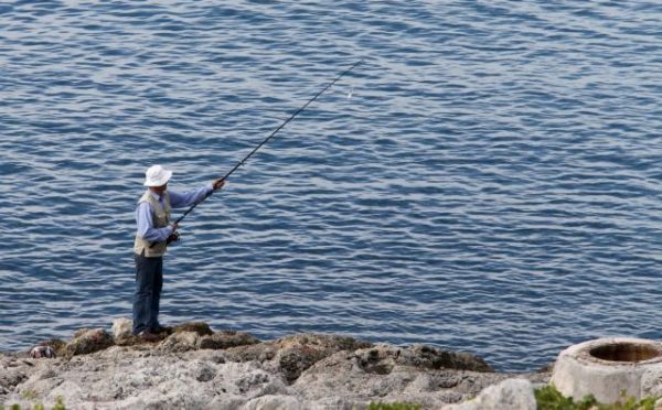 Ψάρεμα : Επιτρέπεται από το Σάββατο στους παραθαλάσσιους δήμους – Με κωδικό 6 στο 13033
