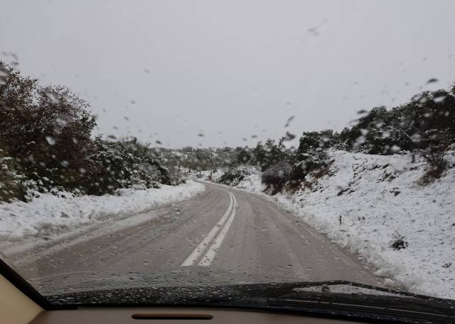 Καιρός: Χιονίζει στην Αττική, έκλεισε η Λ. Πάρνηθος - Δείτε την εξέλιξη του καιρού τις επόμενες ώρες