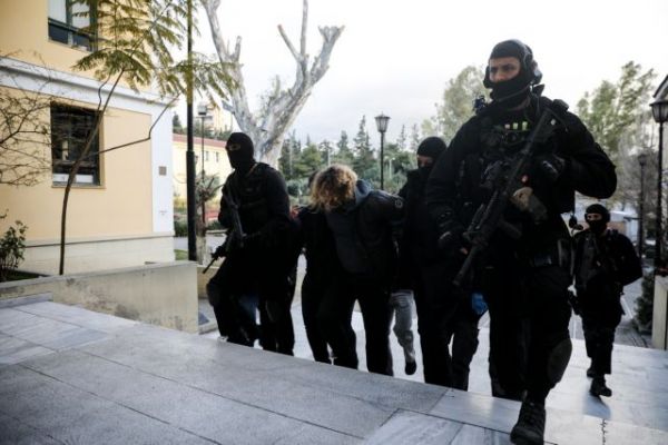 Ποινική δίωξη για τέσσερα κακουργήματα στους συλληφθέντες της επίθεσης στον αστυνομικό