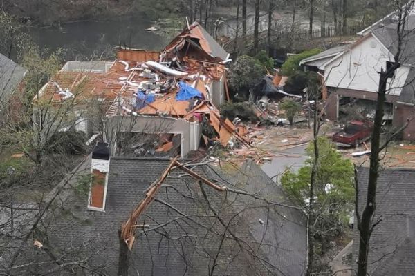 ΗΠΑ : Ανεμοστρόβιλος σάρωσε την Αλαμπάμα – Πέντε νεκροί και καταστροφές