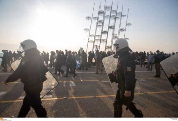 Θεσσαλονίκη : Γυναίκα έμεινε γυμνόστηθη σε ένδειξη διαμαρτυρίας για το lockdown