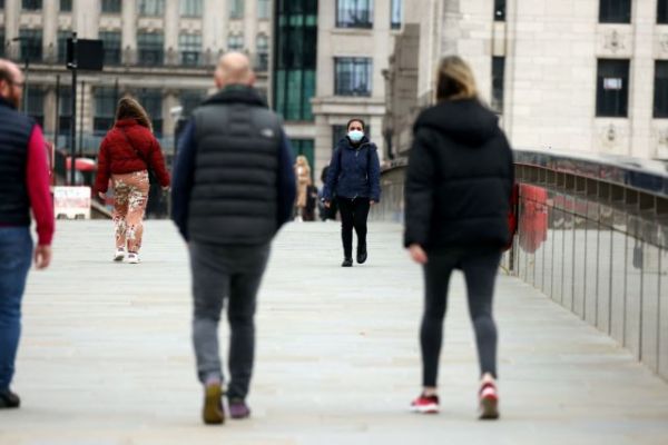 Βρετανία : Μερική άρση περιορισμών – Προσοχή και τήρηση των μέτρων, συστήνει ο Τζόνσον