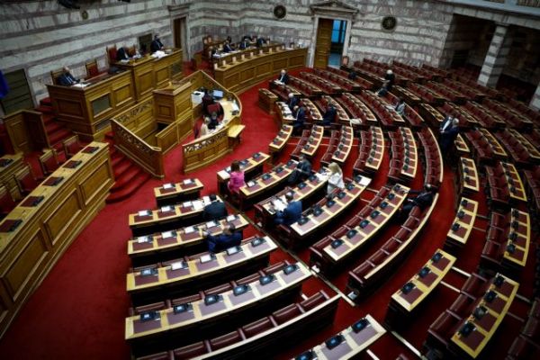 Υψηλοί τόνοι στη Βουλή για Παππά : «Πρακτικές μαφίας από τον ΣΥΡΙΖΑ» λέει η ΝΔ  – «Υπόθεση φάρσα» απαντά ο ΣΥΡΙΖΑ