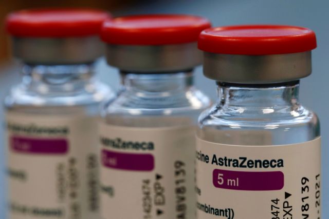 AstraZeneca : Γιατί η χώρα μας δεν σταμάτησε το εμβόλιο – Τι λένε οι ειδικοί