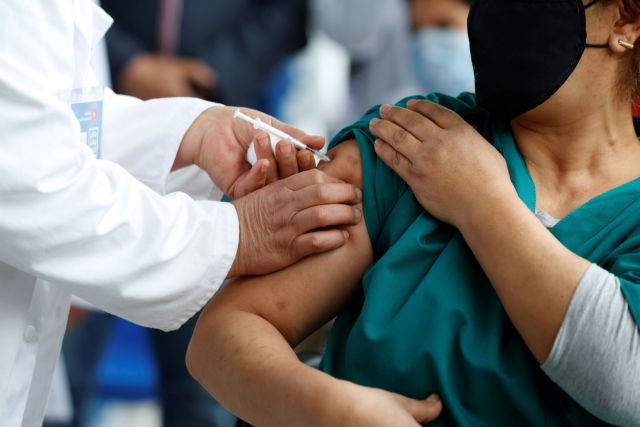 Κοροναϊός : Γιατί οι γυναίκες εμφανίζουν συχνότερες ανεπιθύμητες ενέργειες μετά τον εμβολιασμό