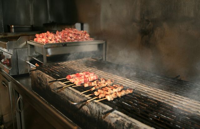 Χίος : Πρόστιμο 10.000 ευρώ σε ιδιοκτήτη ψησταριάς που τσίκνισε με 10 άτομα