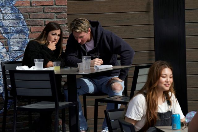 ΗΠΑ : Οι αμερικανοί ξανακερδίζουν τις ζωές τους μετά τη χαλάρωση των μέτρων – Επιστρέφουν σε κινηματογράφους, μπαρ και γήπεδα