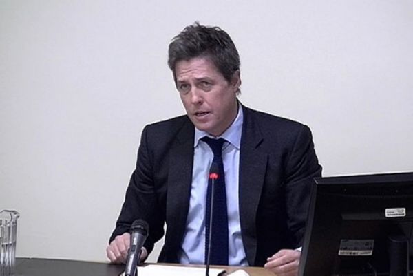 Χιου Γκραντ : Δριμύ κατηγορώ στη βρετανική κυβέρνηση για εκμετάλλευση της πανδημίας