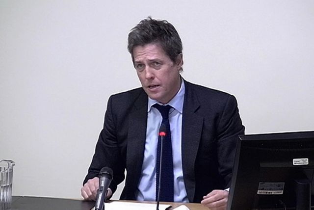 Χιου Γκραντ : Δριμύ κατηγορώ στη βρετανική κυβέρνηση για εκμετάλλευση της πανδημίας