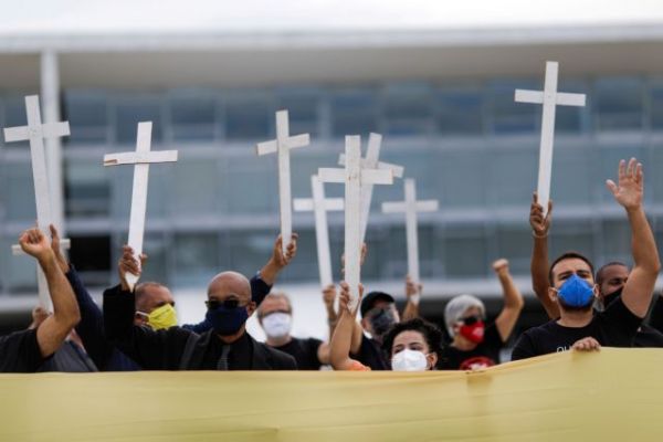 Κοροναϊος – Βραζιλία : Νέο τραγικό ρεκόρ 90.570 κρουσμάτων σε 24 ώρες