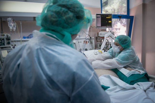 Κοροναϊός : Εμπόλεμη ζώνη τα νοσοκομεία – Διασωληνωμένοι στην αναμονή για ΜΕΘ, πλησιάζει η επίταξη ιδιωτών γιατρών