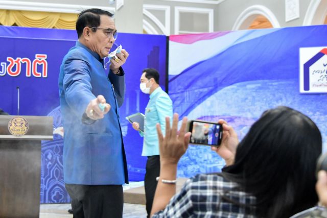 Ταϊλάνδη : Ο πρωθυπουργός ψέκασε δημοσιογράφους με... αντισηπτικό