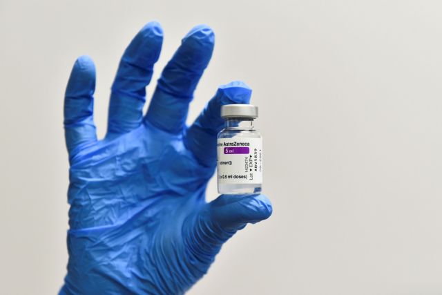 Εμβόλιο AstraZeneca : Απειλεί με «μπλόκο» στις εξαγωγές η Ε.Ε
