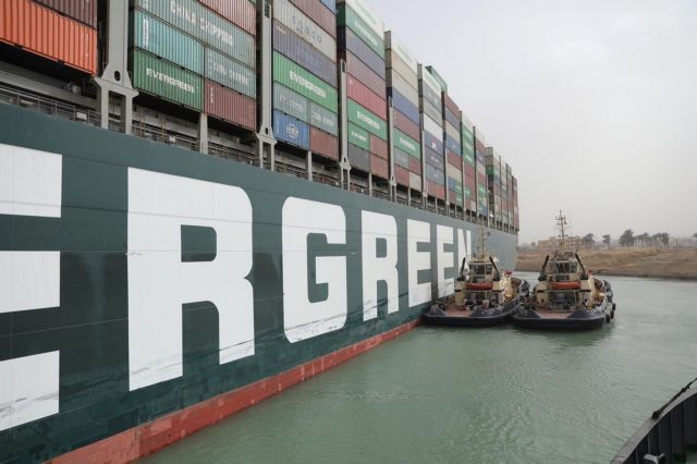 Ever Given : Eπιχείρηση αποκόλλησης του γιγαντιαίου πλοίου από τη διώρυγα του Σουέζ