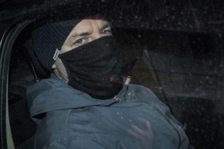 Δημήτρης Λιγνάδης : Απόμακρος και απρόσιτος στις φυλακές – Βλέπει τηλεόραση και κρατάει σημειώσεις