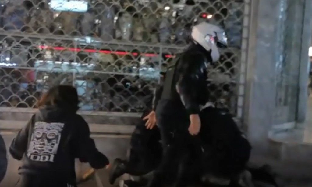 Βίαιες προσαγωγές με ξυλοδαρμούς στη Νέα Σμύρνη – Έξαλλοι κάτοικοι βρίζουν από τα μπαλκόνια