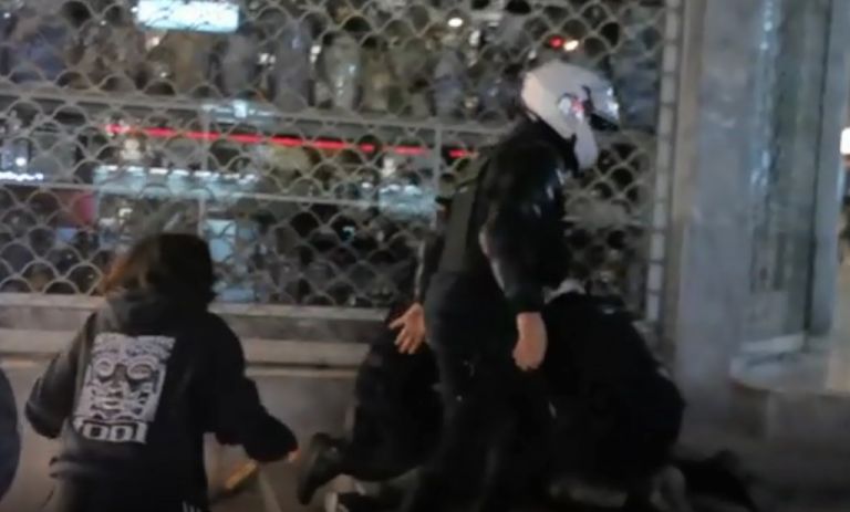 Βίαιες προσαγωγές με ξυλοδαρμούς στη Νέα Σμύρνη – Έξαλλοι κάτοικοι βρίζουν από τα μπαλκόνια