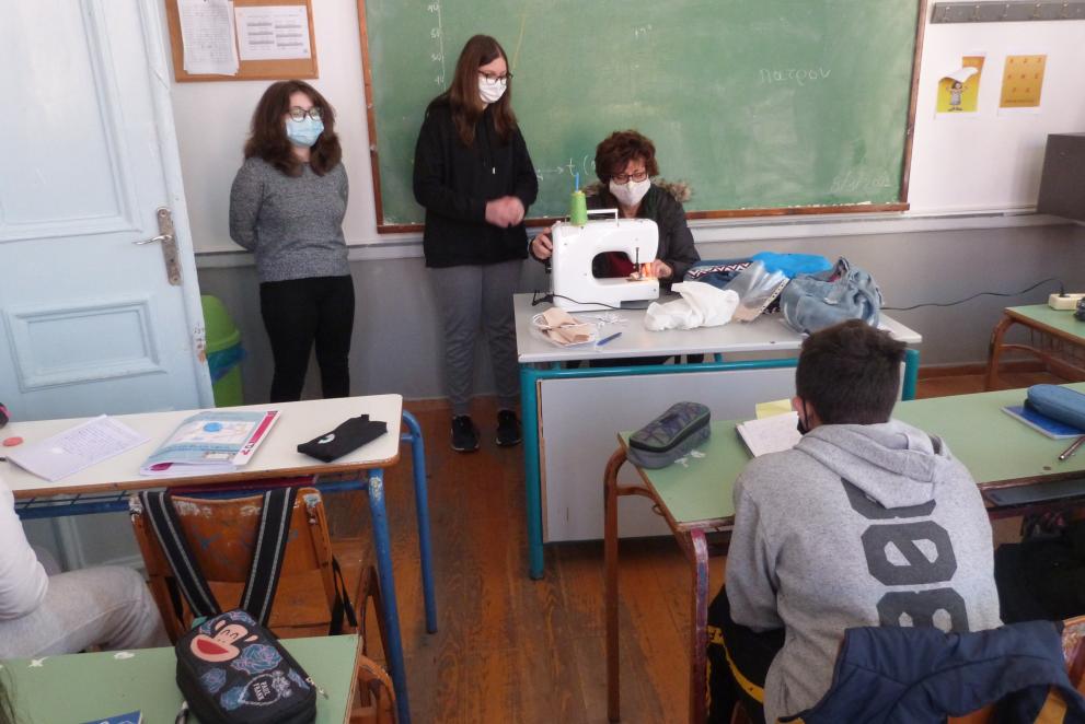 Μυτιλήνη : Μάθημα με πρακτικά οφέλη - Μαθητές γυμνασίου ράβουν μάσκες και τις μοιράζουν σε σχολεία