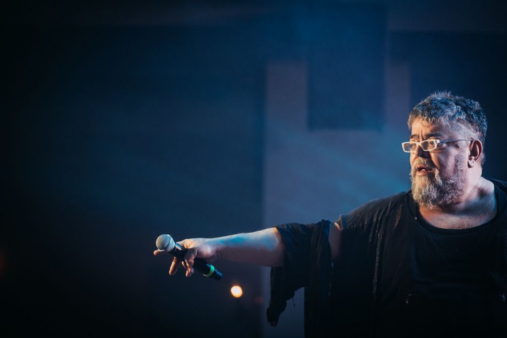 «Αχαρνών»: Ο Σταμάτης Κρουνάκης τραγουδάει για «μια βόλτα των λαών και μια ελπίδα»