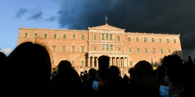 Επιχείρηση ΣΥΡΙΖΑ για επιστροφή στις πλατείες αλλά… με άδειο πουκάμισο