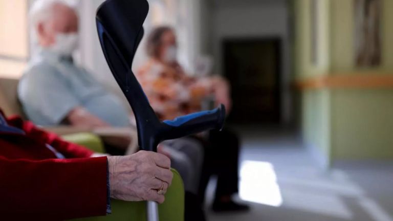 Γαλλία: Συγγενείς ηλικιωμένων θυμάτων μηνύουν κράτος και ιδιώτες