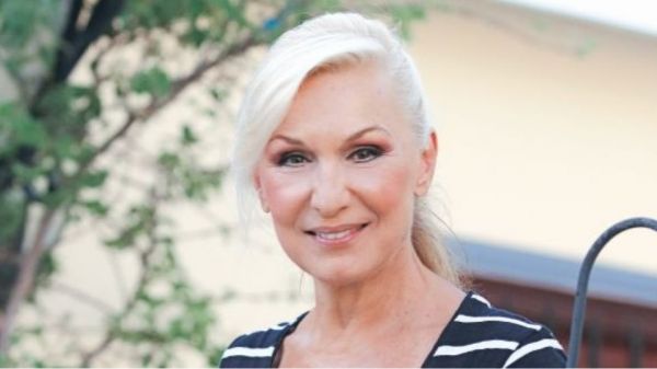 Σόφη Ζαννίνου : «Με περίμενε έξω από το μαγαζί ο πατέρας μου και με πλάκωσε στα χαστούκια»