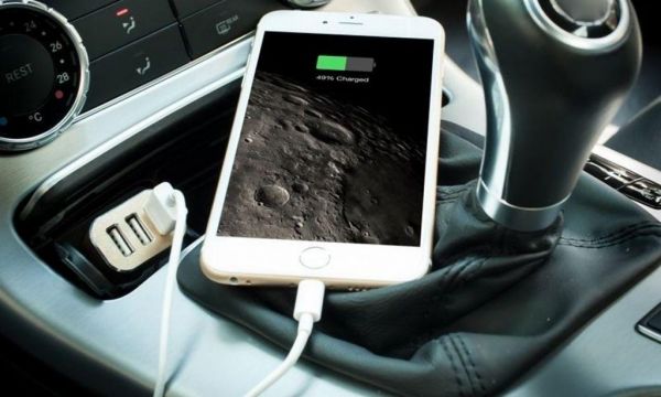 Φόρτιση κινητού : Γιατί δεν πρέπει να το φορτίζετε στο αυτοκίνητο