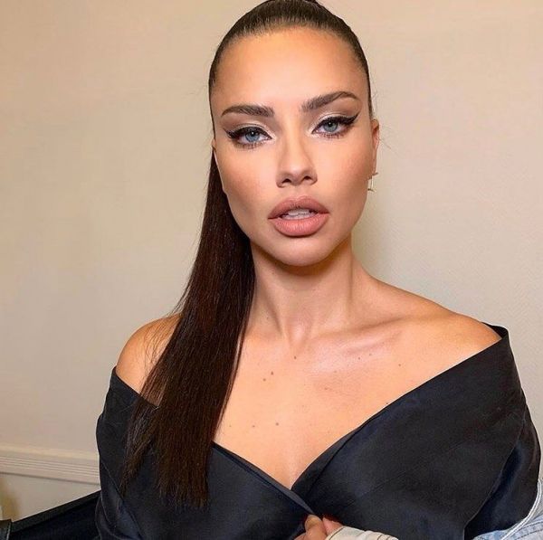 Η Αντριάνα Λίμα νοσταλγεί τις διακοπές στη Μύκονο