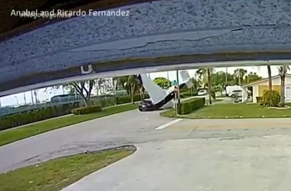 Σοκαριστικό δυστύχημα στις ΗΠΑ: Αεροπλάνο έπεσε πάνω σε αυτοκίνητο – Τρεις νεκροί