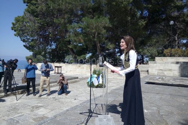 Χανιά : Με κρητική «φορεσιά» η Γιάννα Αγγελοπούλου στο μνημόσυνο των Βενιζέλων