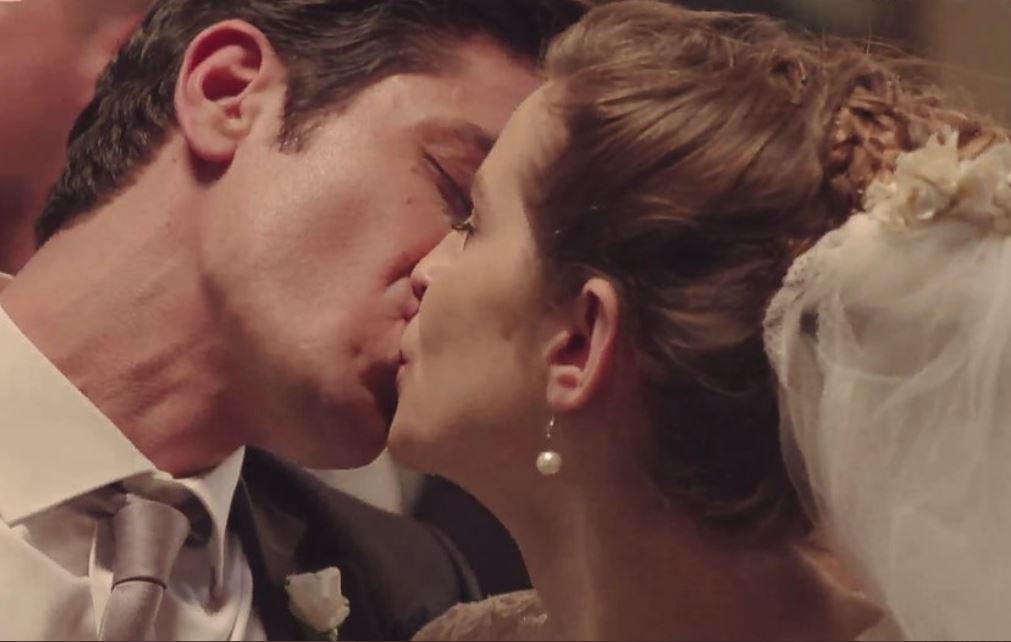 Άγριες Μέλισσες: «Δώσαμε την εθνική μας νύφη» – Πάρτι στο Twitter με τον γάμο της χρονιάς