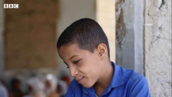 Υεμένη : Μέσα στα συντρίμμια ένας 9χρονος, τυφλός εκ γενετής, παραδίδει μαθήματα σε μικρότερα παιδιά