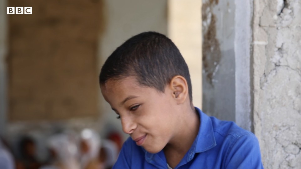 Υεμένη : Μέσα στα συντρίμμια ένας 9χρονος, τυφλός εκ γενετής, παραδίδει μαθήματα σε μικρότερα παιδιά