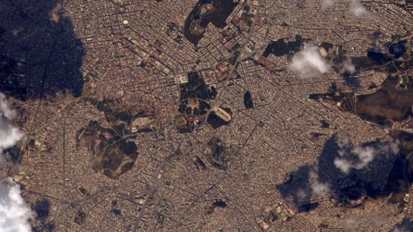 Διαστημικές ευχές για την 25η Μαρτίου – Η φωτογραφία της Αθήνας από ψηλά