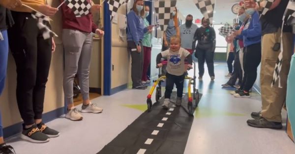 Απίστευτο βίντεο: Αγοράκι περπατάει για πρώτη φορά μετά την παράλυσή του