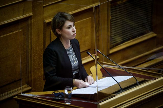 Ένταση στην Πάτρα - Επίθεση από «αντεξουσιαστές» δέχθηκε η Χριστίνα Αλεξοπούλου της ΝΔ