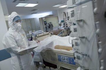 Κοροναϊός : Ζευγάρι μετά από δυόμιση μήνες νοσηλεία βγαίνει από τη ΜΕΘ – Το συγκλονιστικό μήνυμα της κόρης