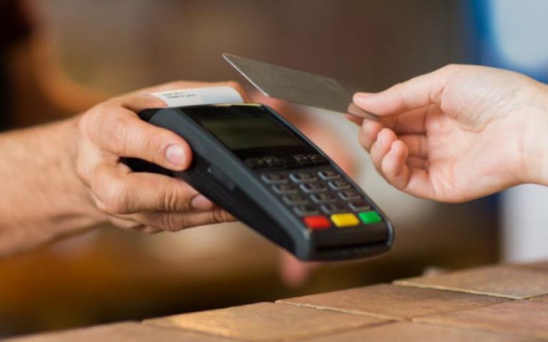 Κάρτες : Παρατείνεται έως 30 Ιουνίου το όριο των 50 ευρώ στις ανέπαφες συναλλαγές χωρίς ΡΙΝ