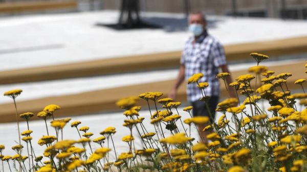 O κοροναϊός, ο Απρίλης και ο Σολωμός