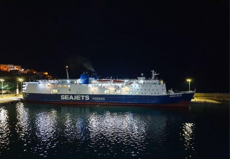 Λαχτάρησαν μεσοπέλαγα : Στο Στενό Καφηρέα ακινητοποιήθηκε τη νύχτα με 30 επιβάτες το Aqua Blue (βίντεο)