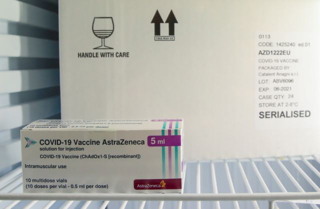 Εμβόλιο AstraZeneca : Συνεχίζονται έως την Πέμπτη οι εμβολιασμοί παρά τον πανευρωπαϊκό συναγερμό