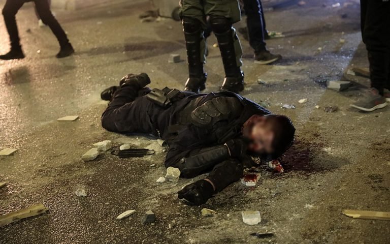 Νέα Σμύρνη : Στην ανακρίτρια ο αστυνομικός που ξυλοκοπήθηκε – «Ήθελαν να τον σκοτώσουν» λέει ο δικηγόρος του