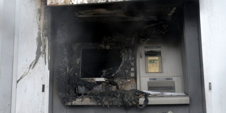 Νέος Κόσμος : Εμπρηστική επίθεση τη νύχτα σε τράπεζα - Πυρπόλησαν το ΑΤΜ